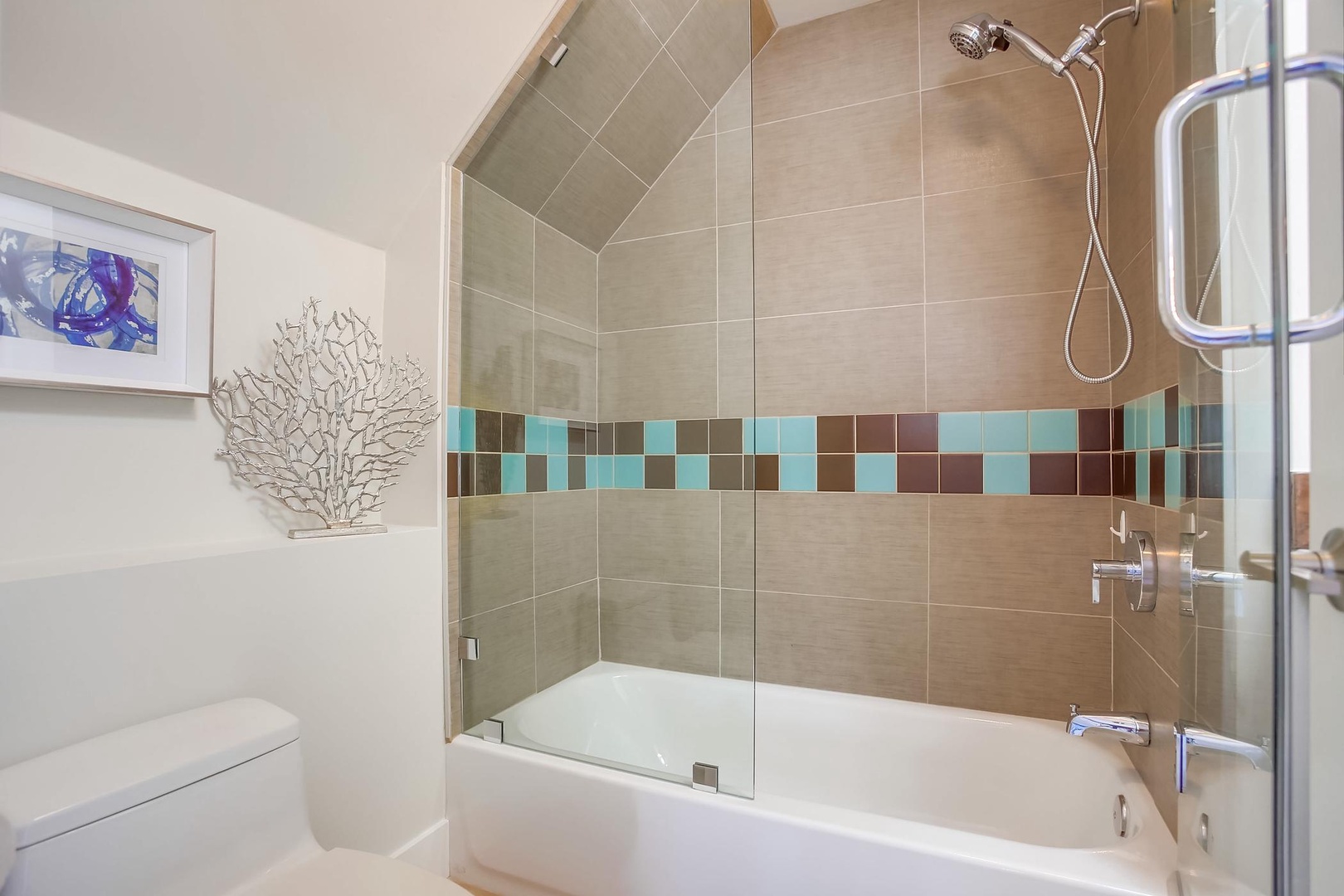 Bedroom 3 en-suite tub/shower