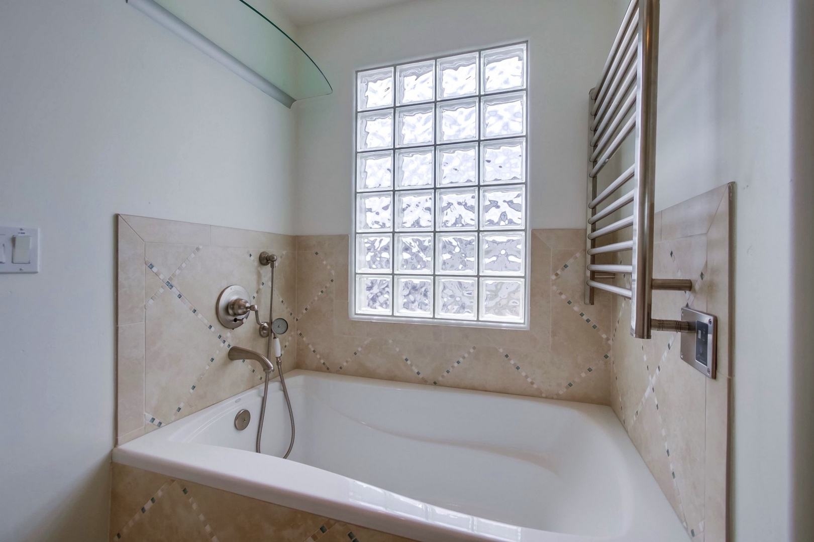 Primary suite bathtub