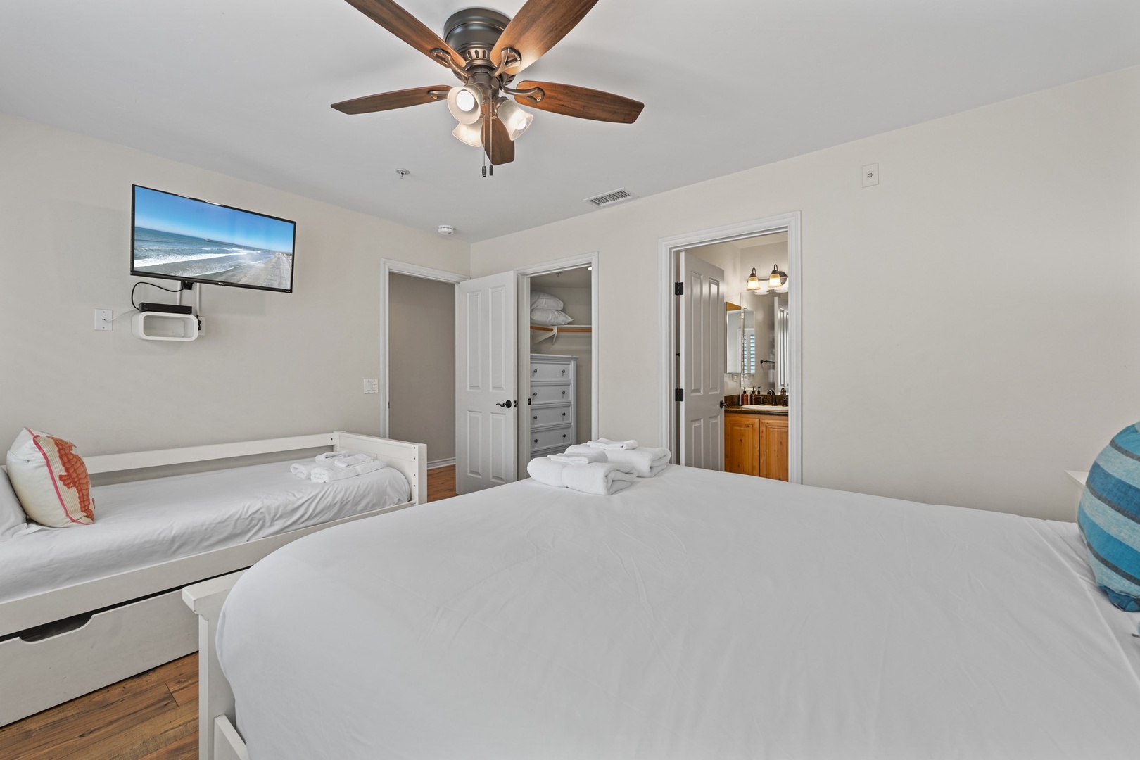 Ceiling fan, TV and en suite bathroom