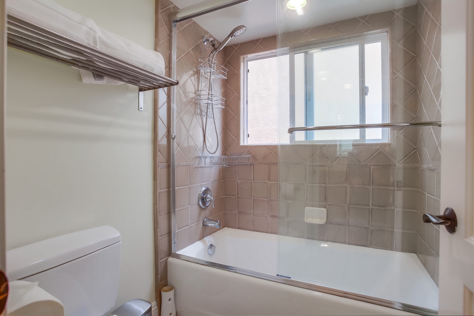 Jack and Jill bathroom with tub/shower combo