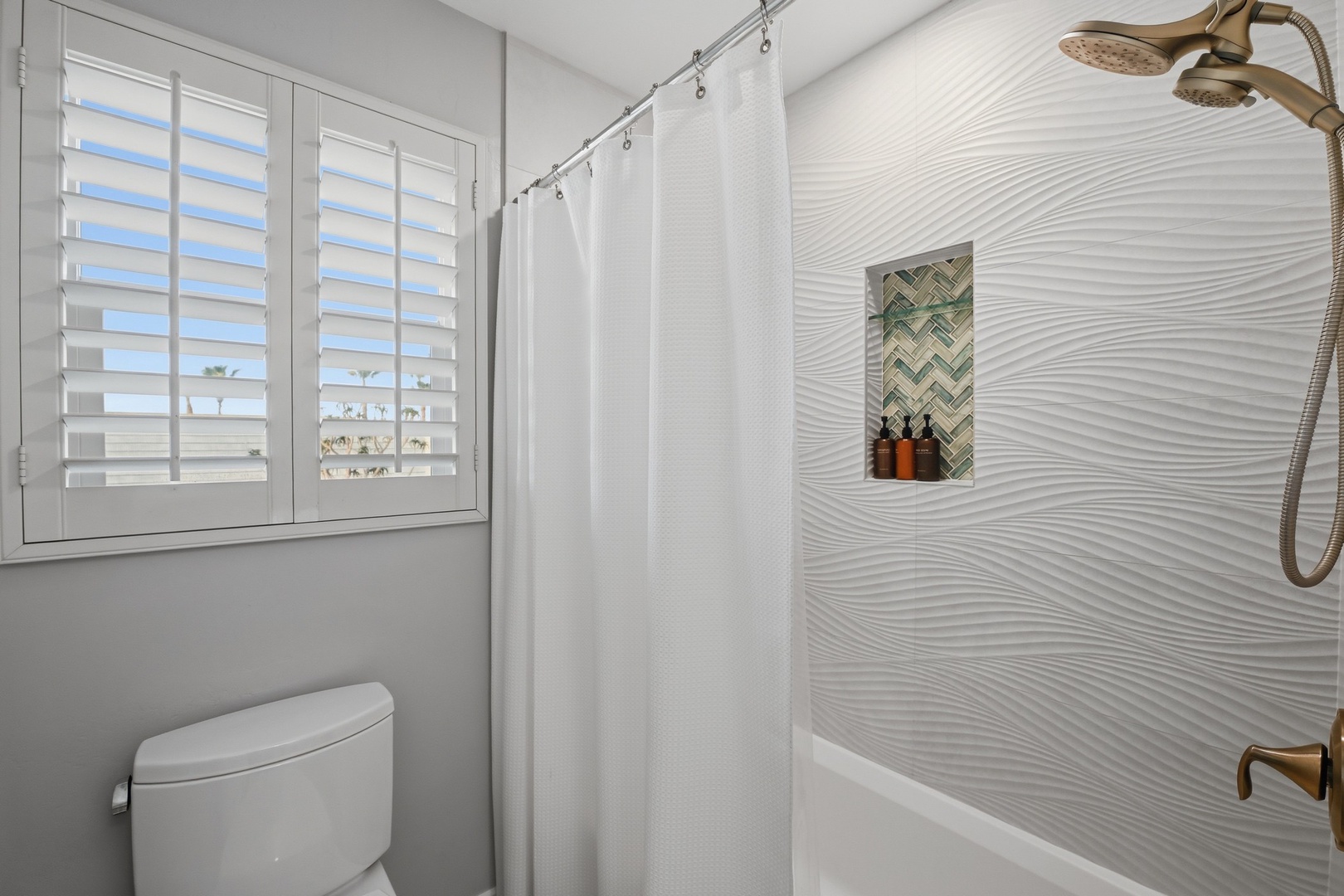 Hall Bath with Tub/Shower Combo