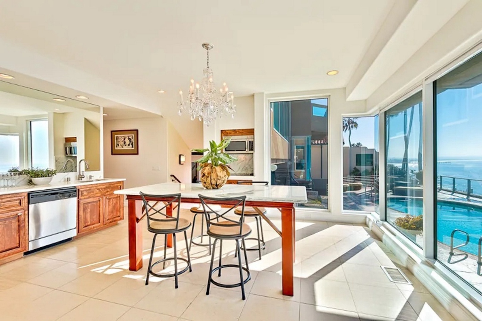 Pool level wet bar