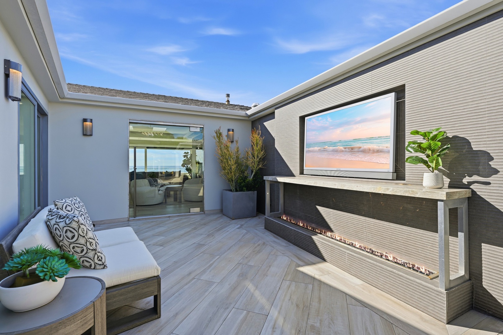 Front courtyard lounge, TV & fireplace