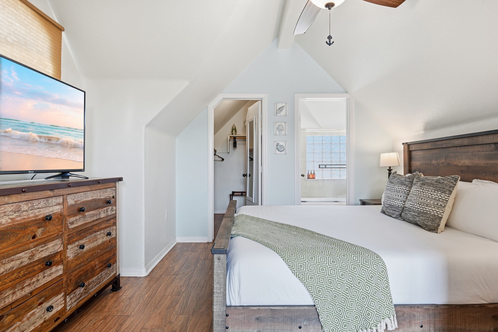 3rd-level loft bedroom
