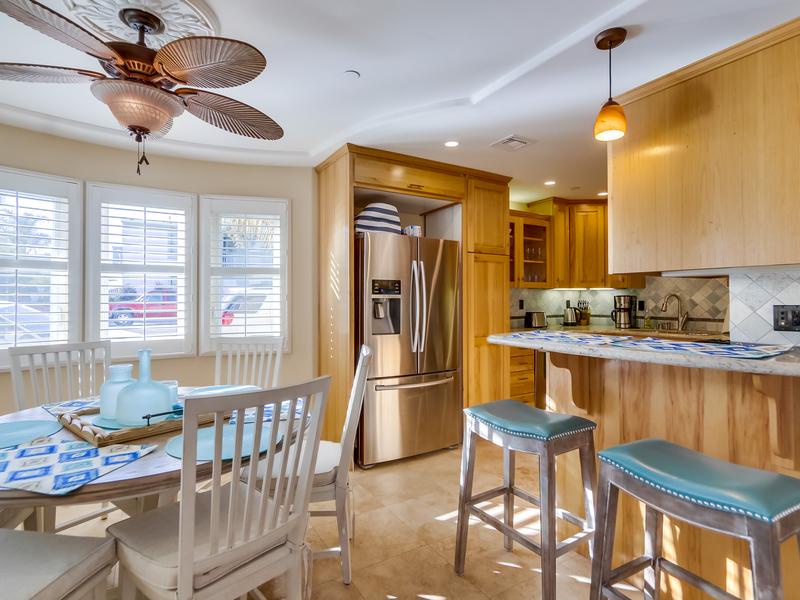 Breakfast nook and bar