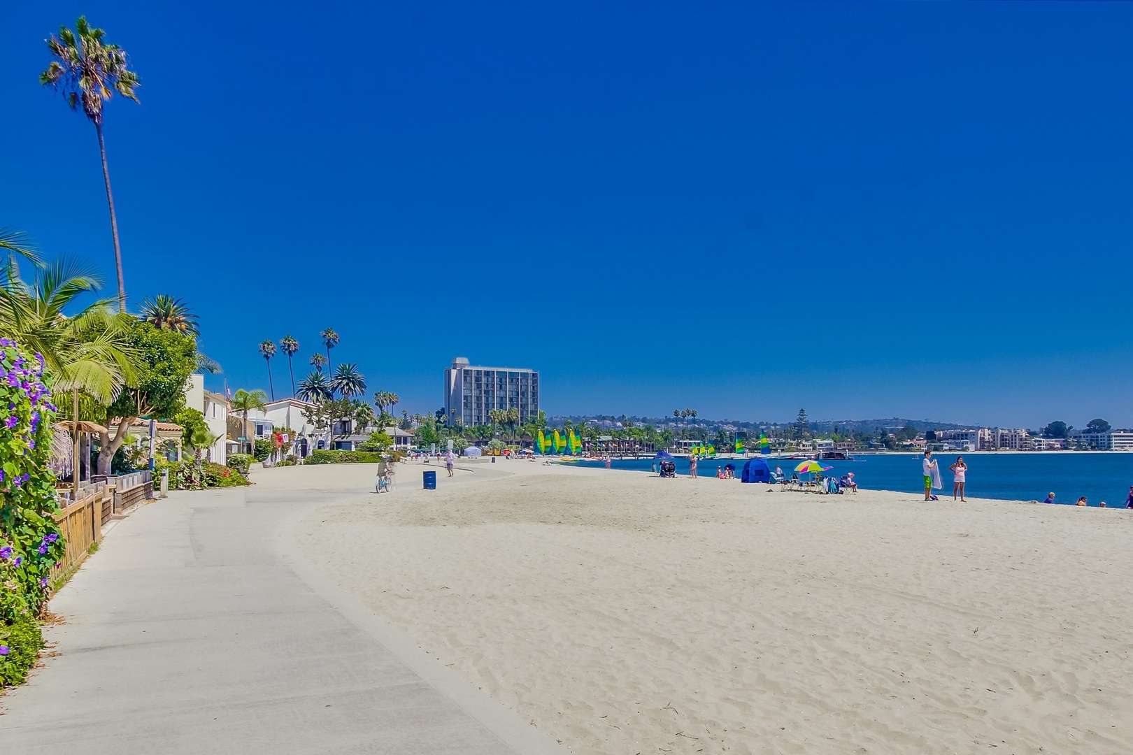 Stroll to the Catamaran Resort on Mission Bay