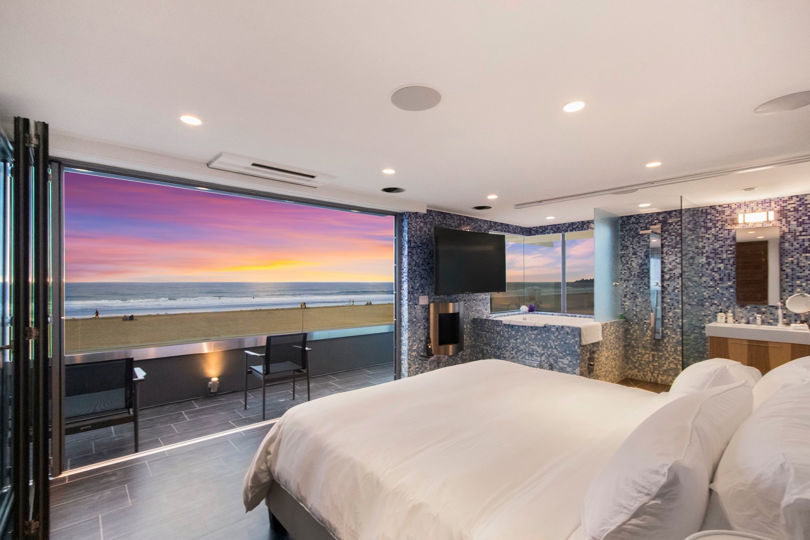 Bedroom and balcony sunset views