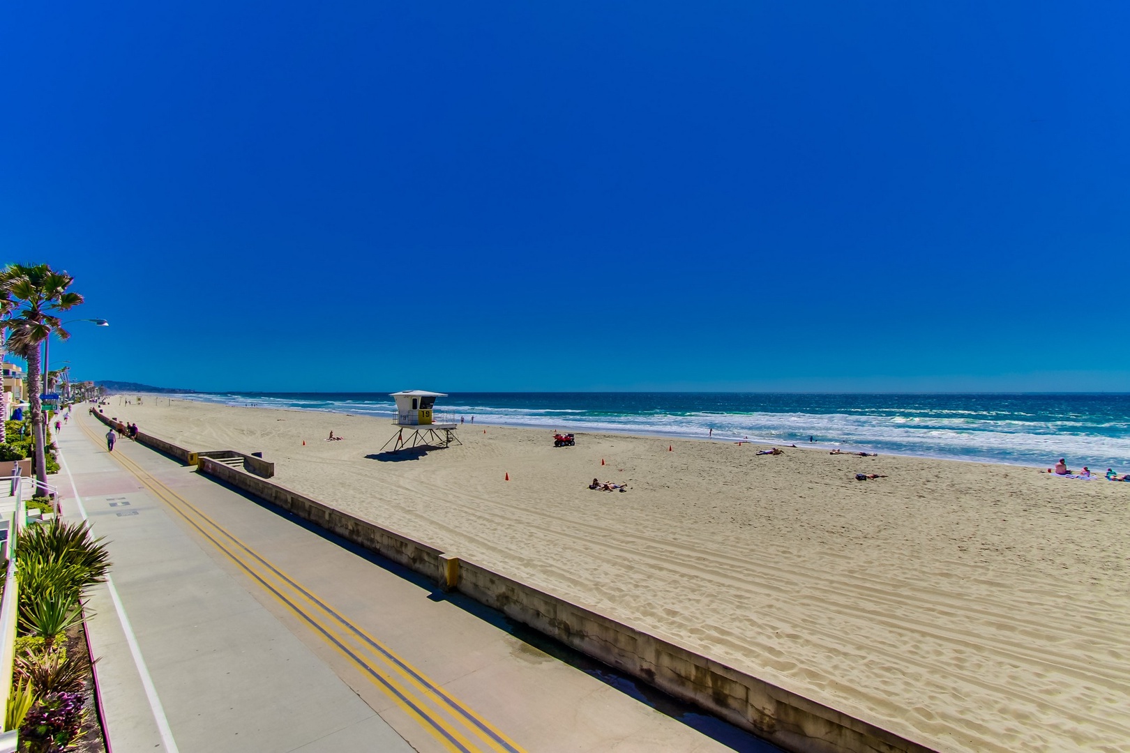 3 minute walk to the Mission Beach boardwalk