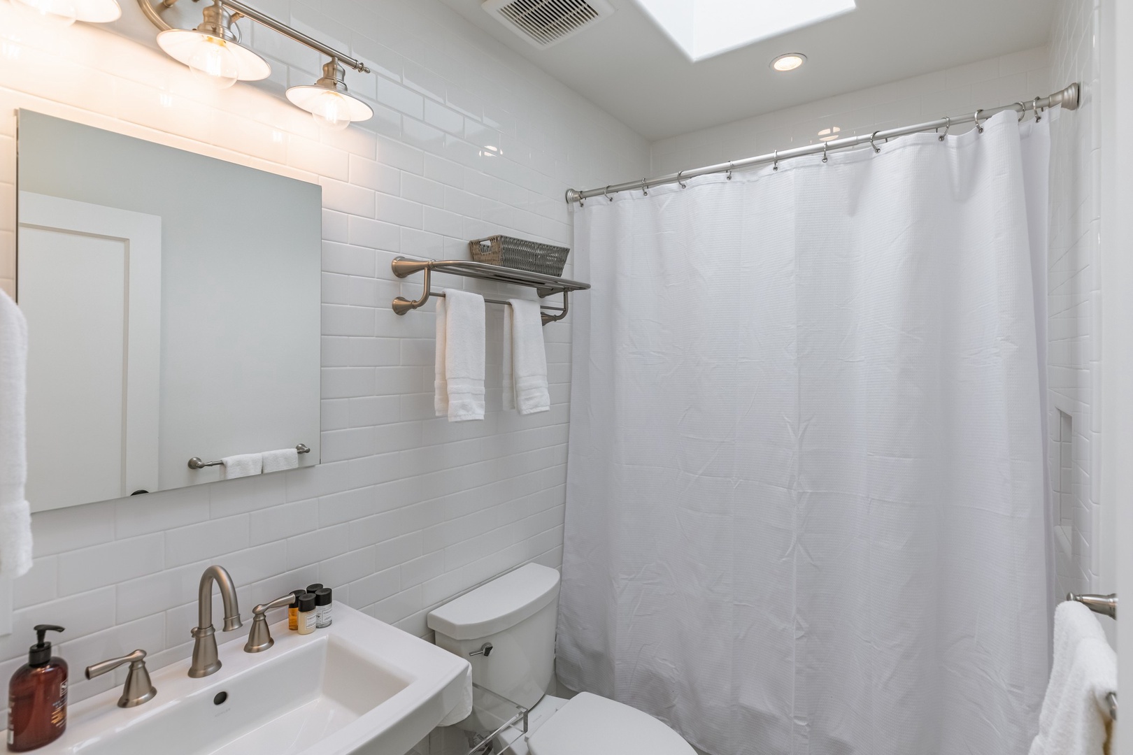 Hallway bathroom with a tub/shower