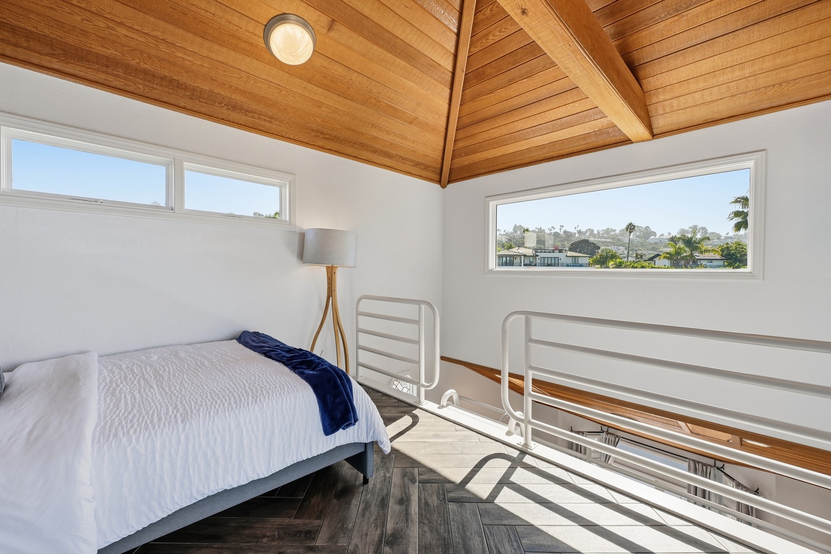 Loft Room with Queen bed