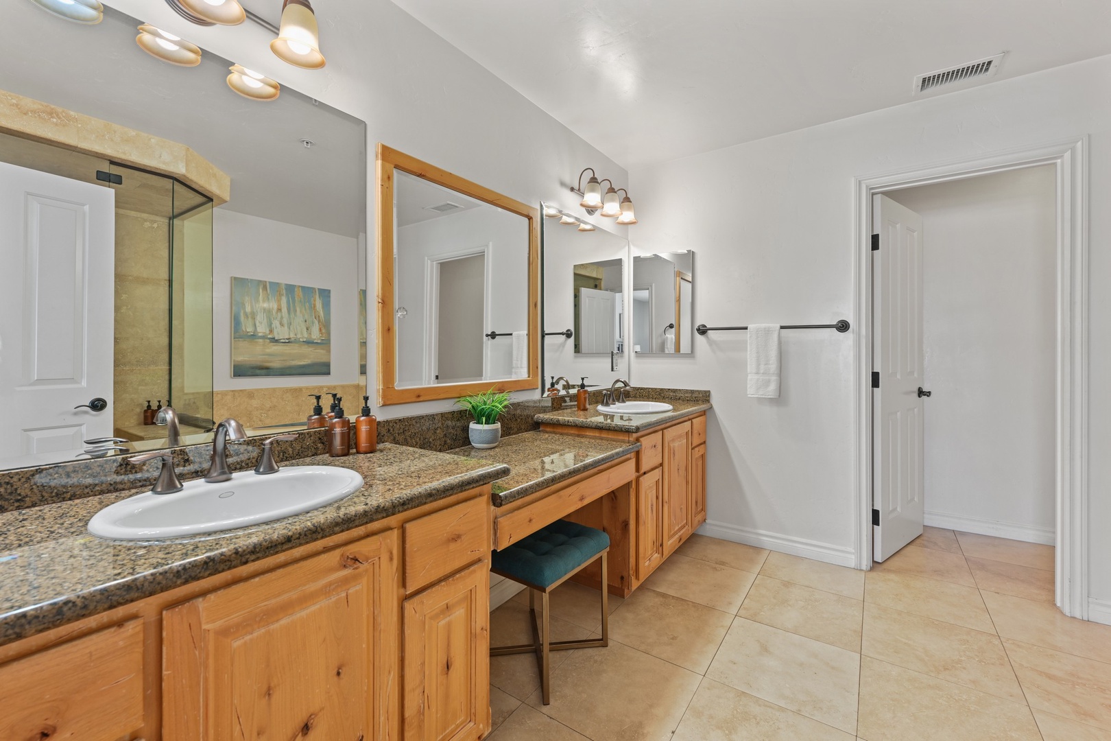Primary en suite bathroom