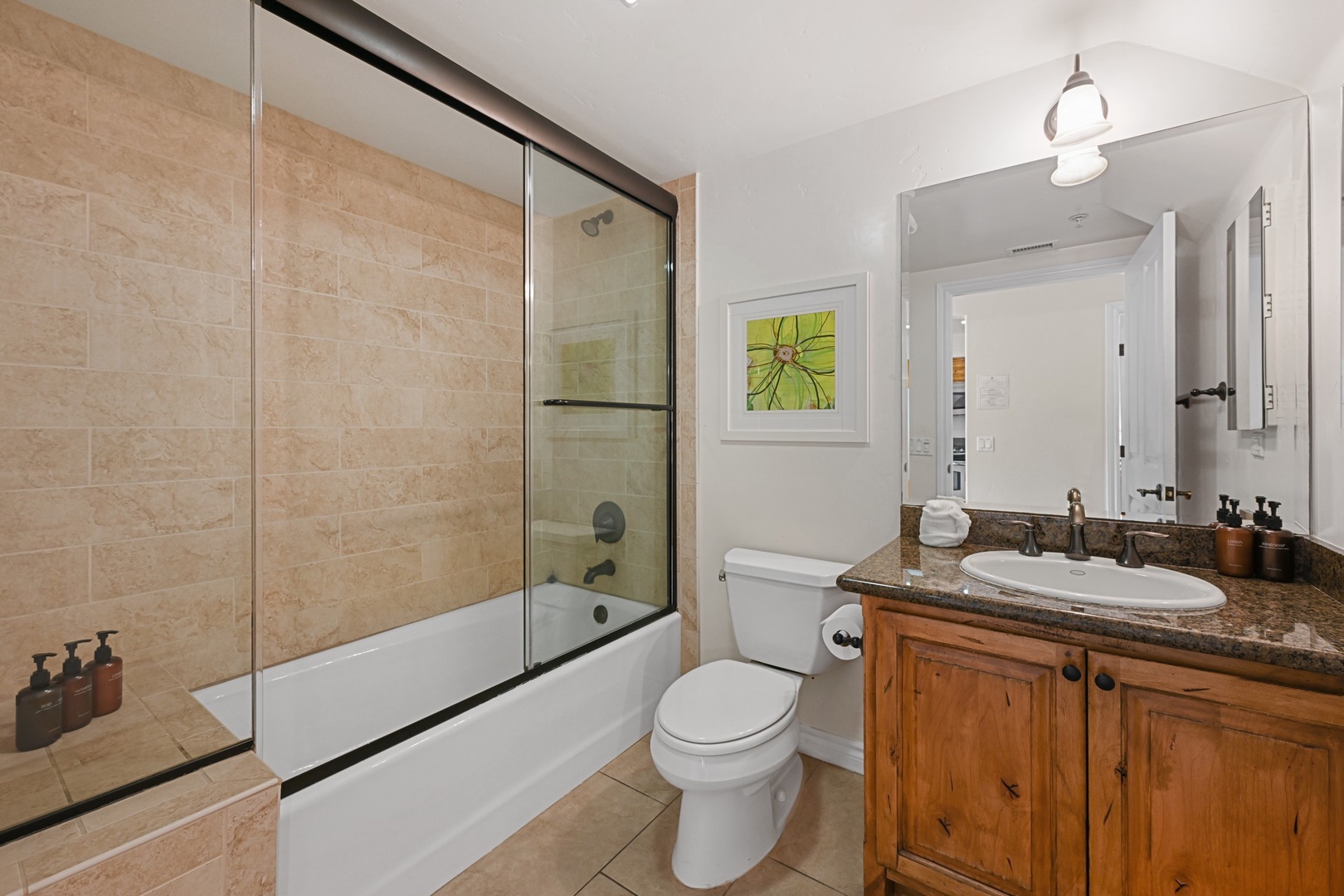 Main level bath with tub/shower