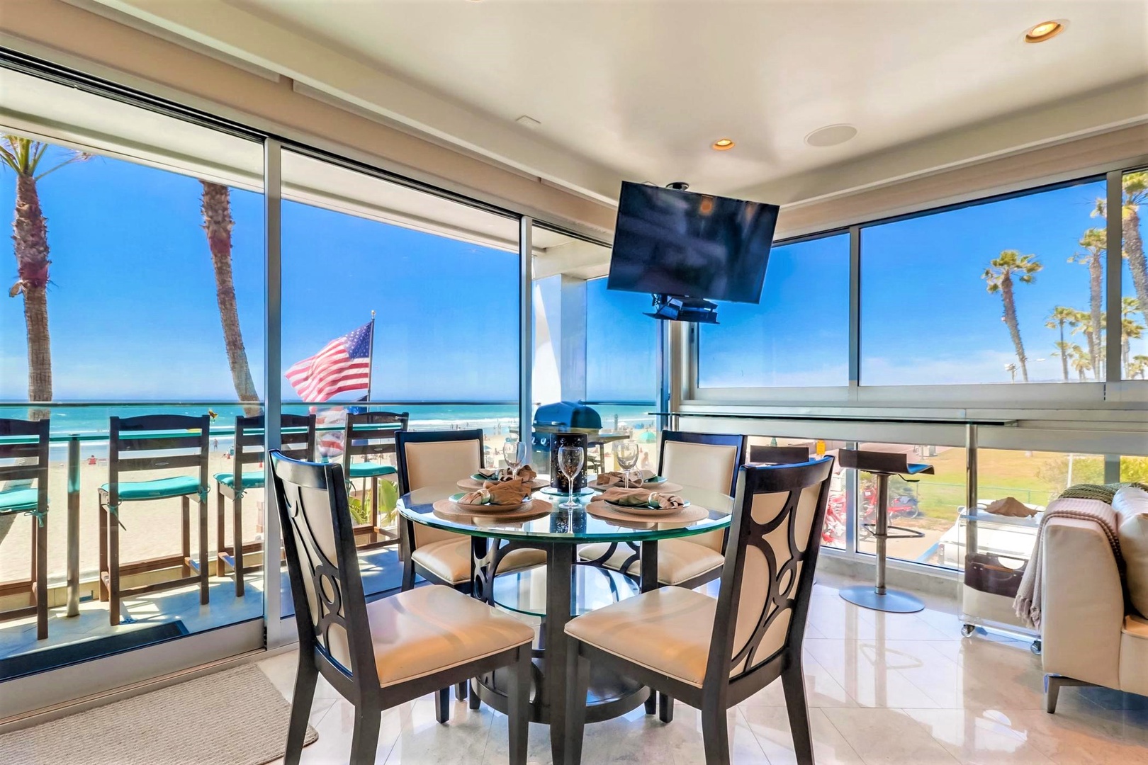 Dining table for 4 opens to balcony