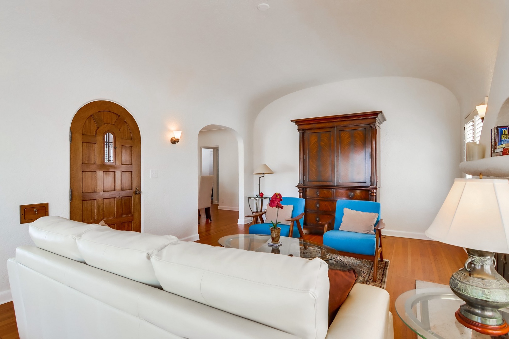 Living room with arched doorways and ceiling