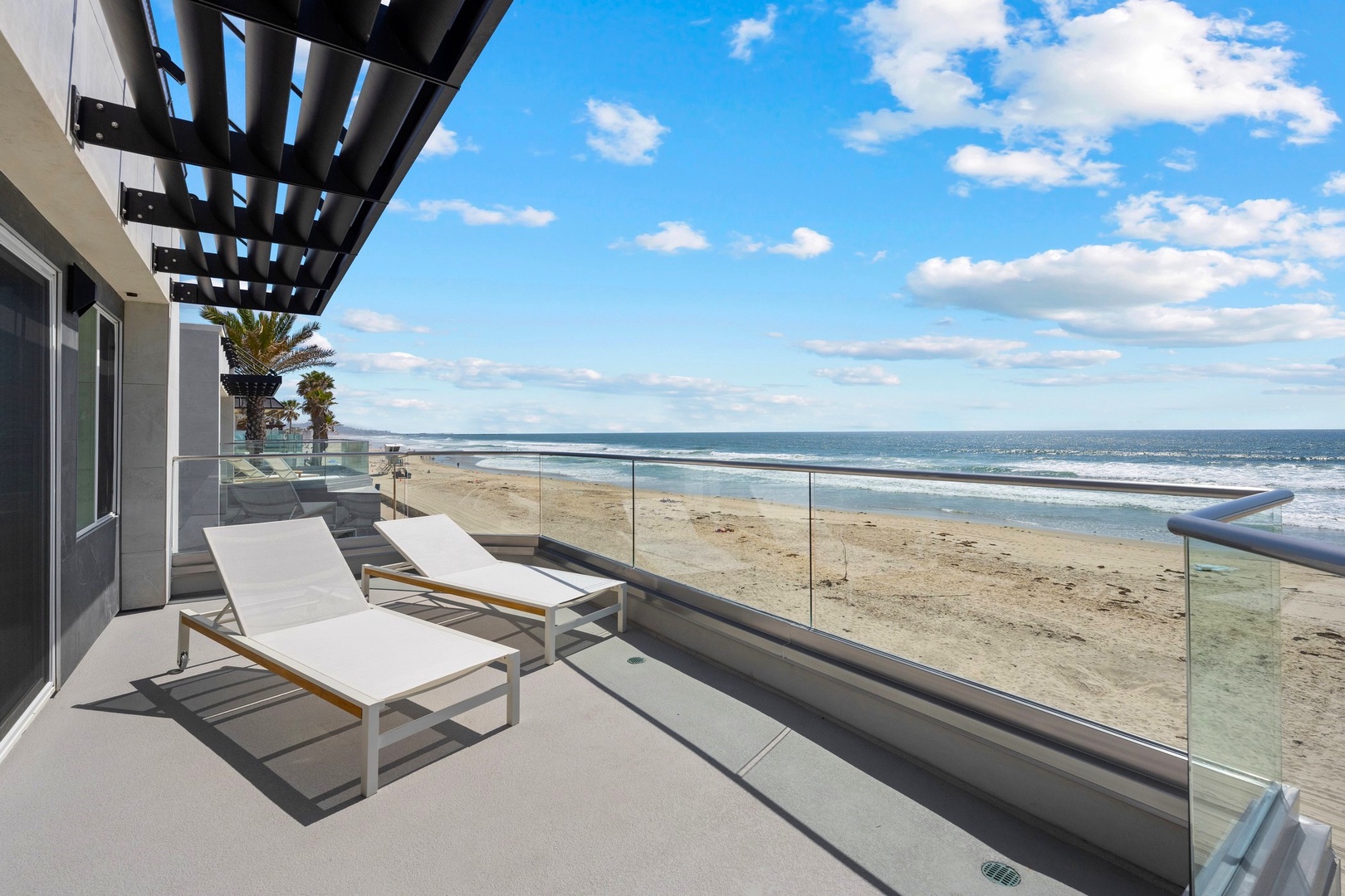 3rd-level oceanfront balcony