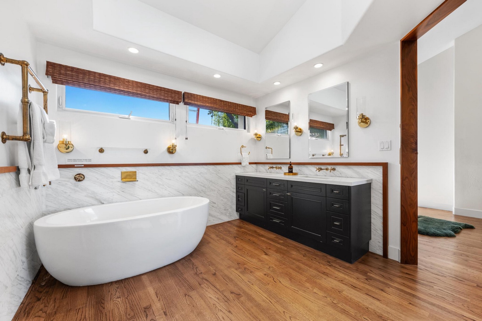 En suite bath with soaking tub
