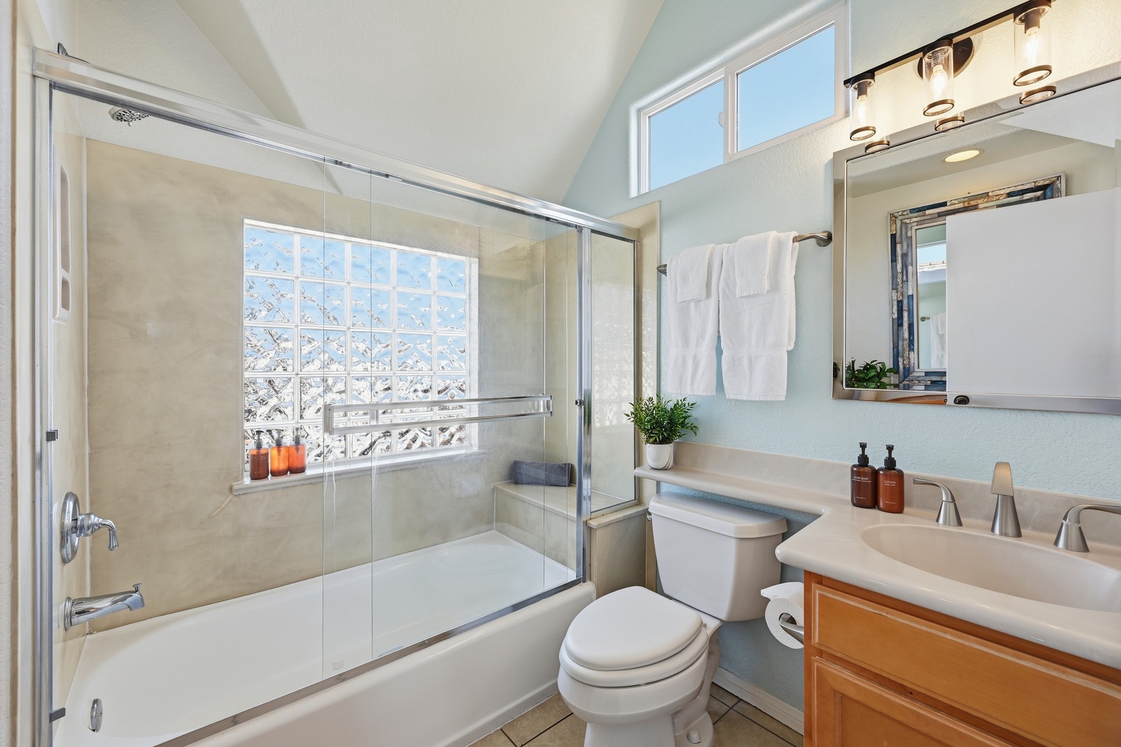 Primary en suite bathroom