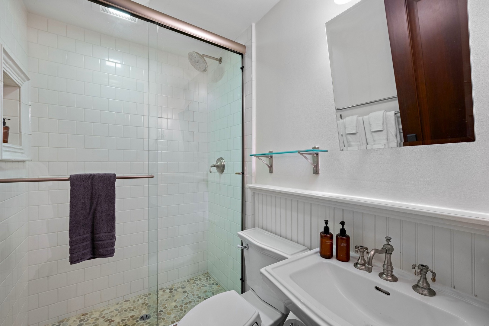 Hall bathroom serves guest room 2