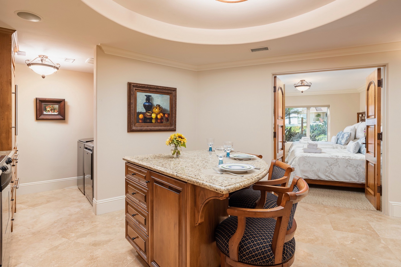 Breakfast bar and full-size laundry