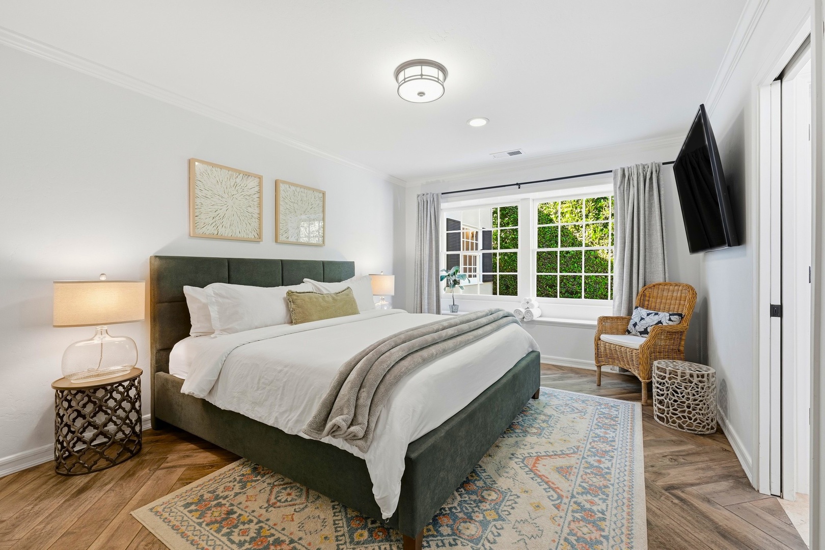 Guest Bedroom 2 - King bed and TV