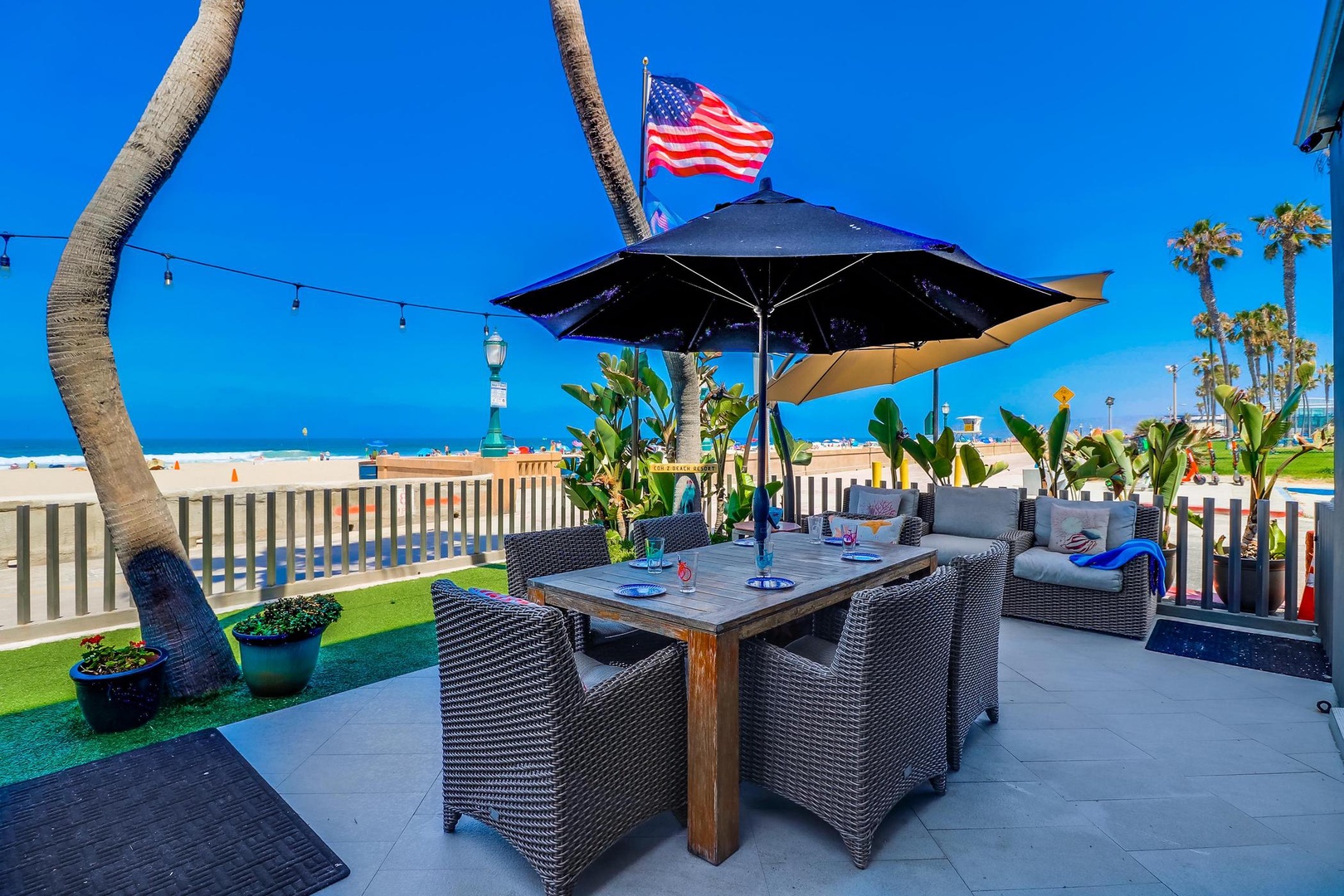 Oceanfront dining on the boardwalk