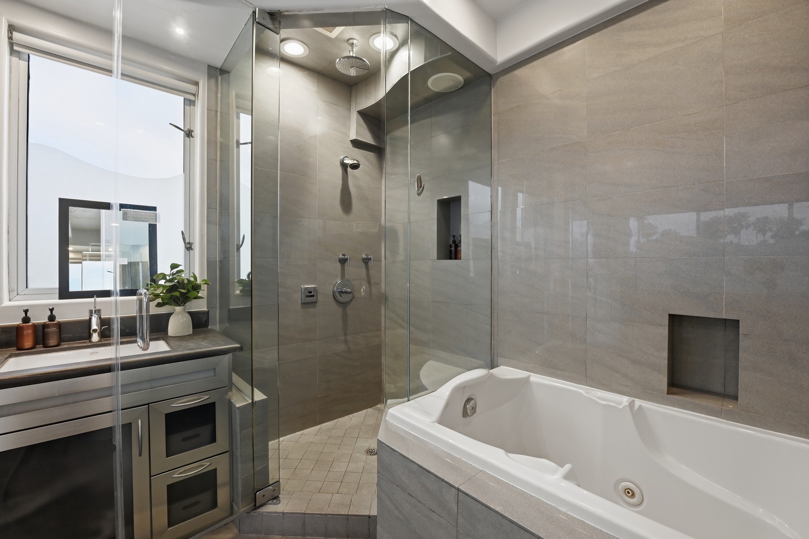 Spa-like ensuite with tub and shower
