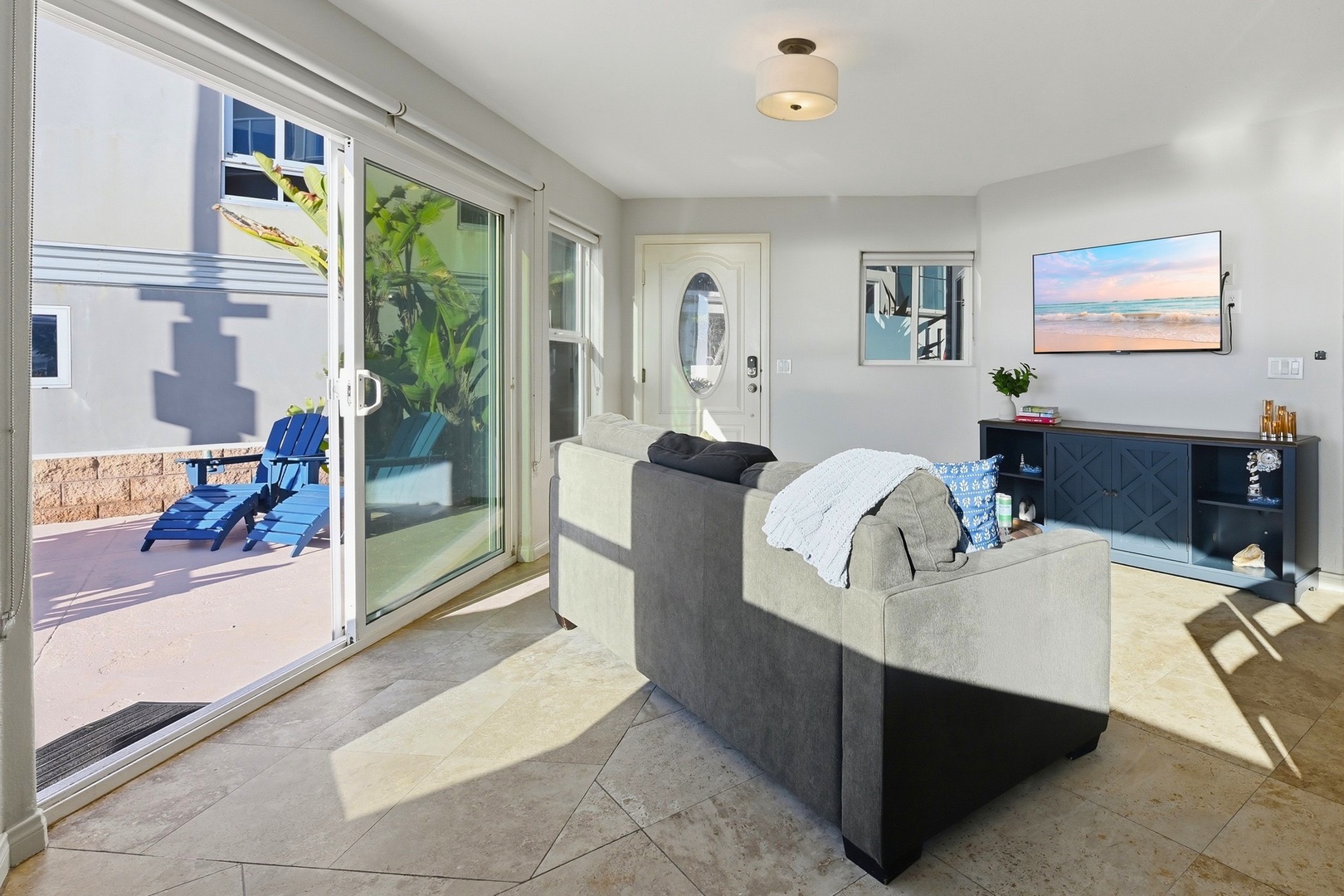 Living room access to the ocean patio