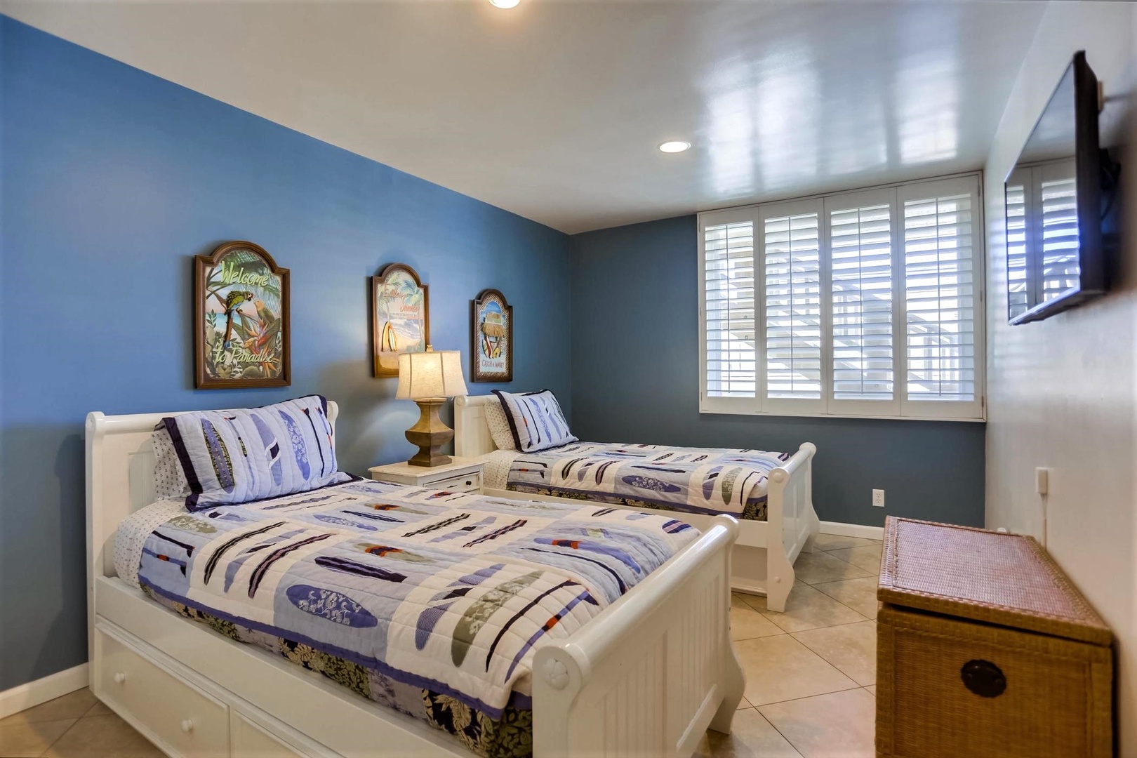 Guest room with twin beds