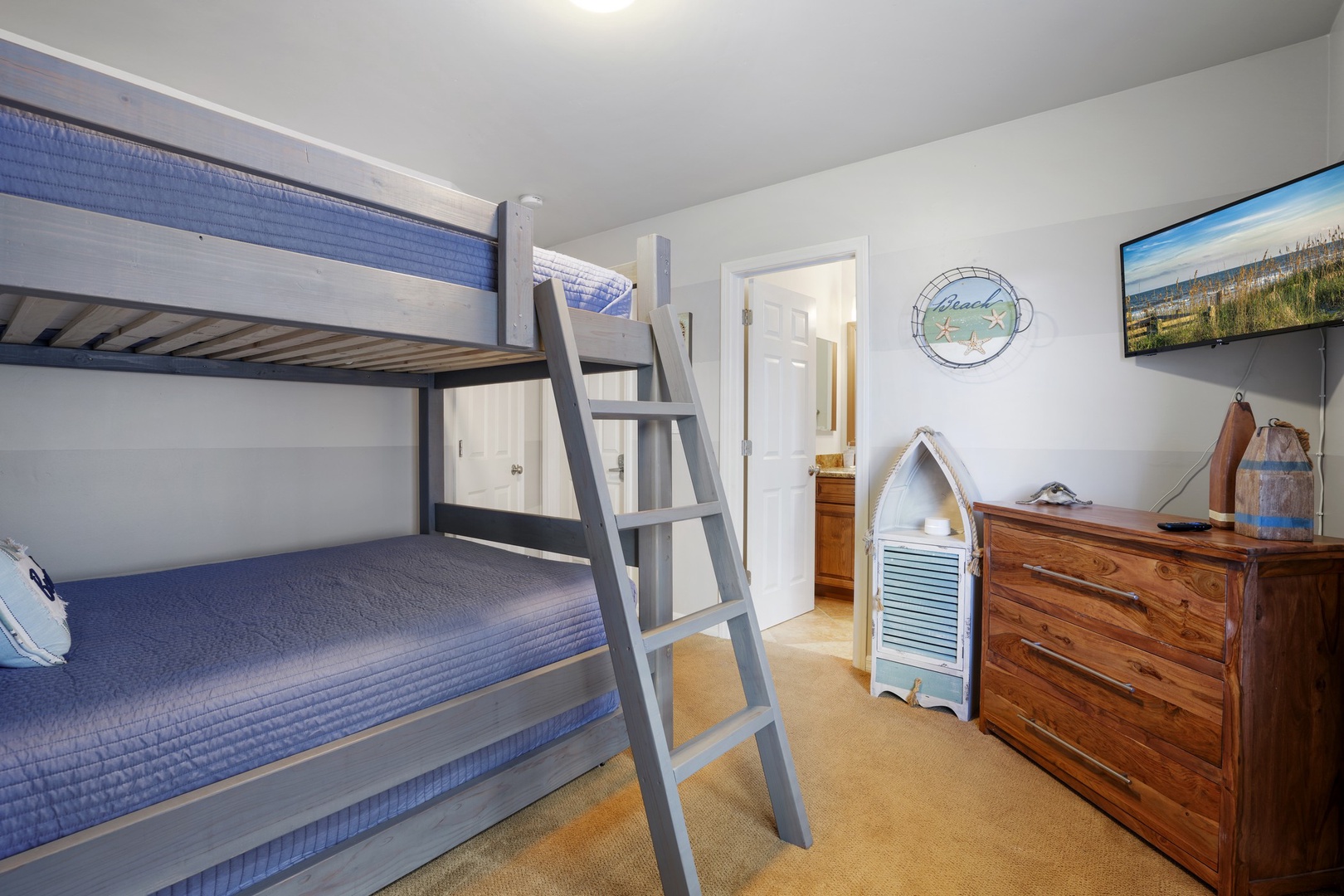 Kids bunk room, en suite full bath