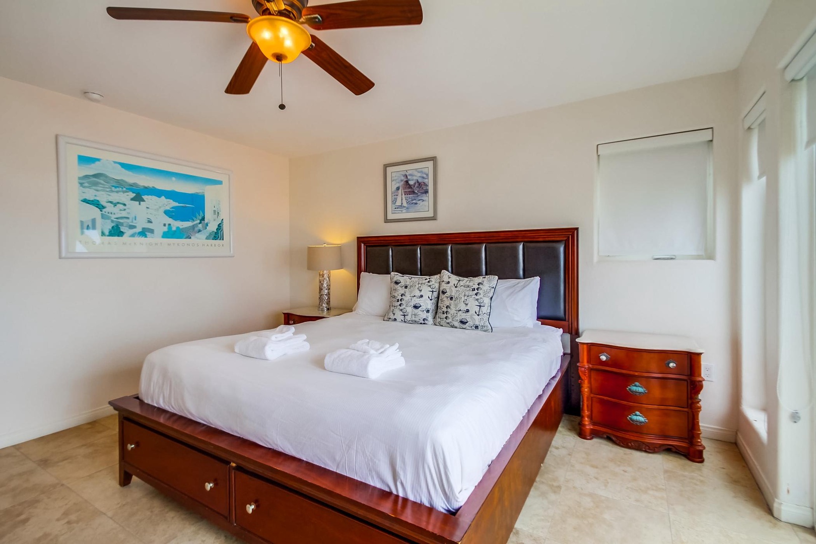 Primary suite with ceiling fan