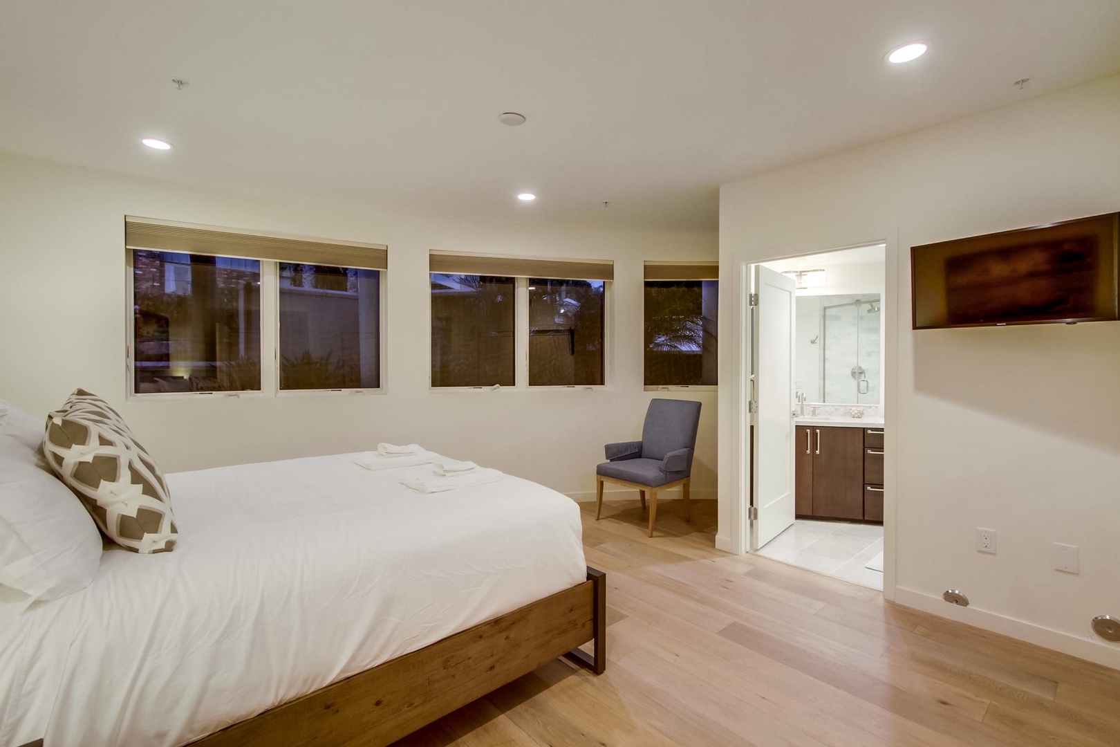 Bedroom 3 with TV and en-suite bath
