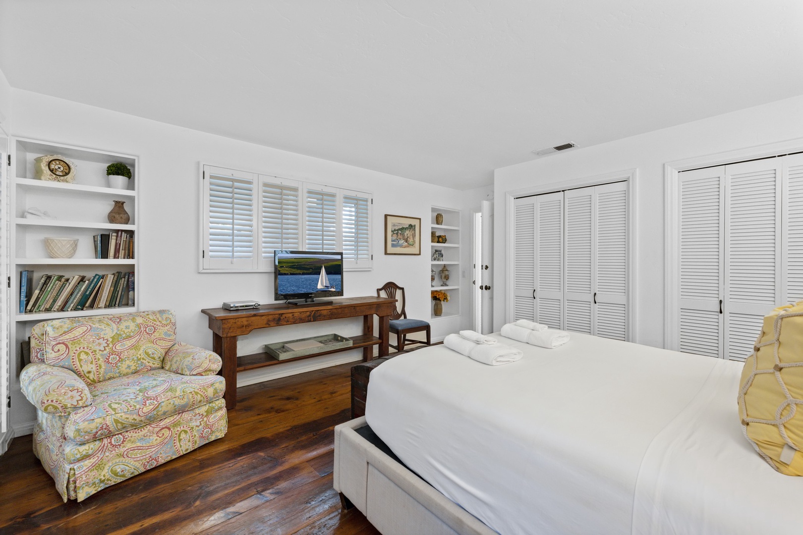 Bedroom 3: Queen bed and TV