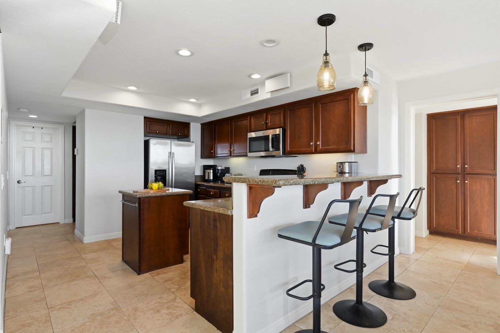 Granite counters with breakfast bar