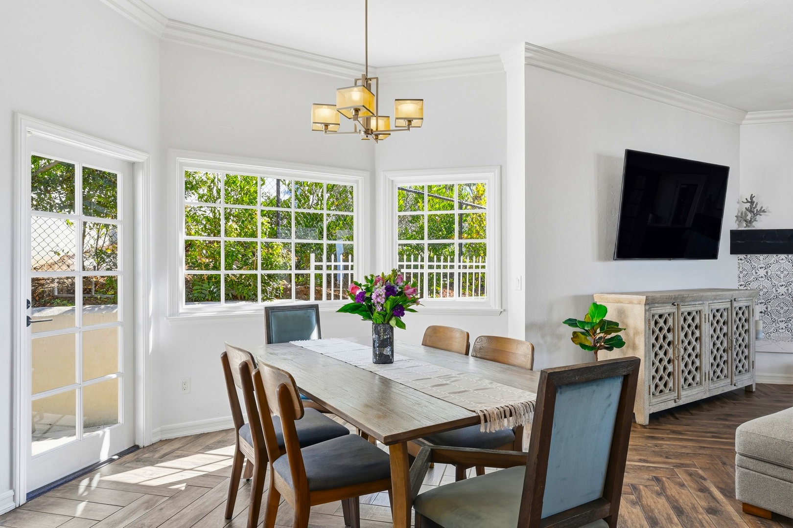 Breakfast table off the kitchen