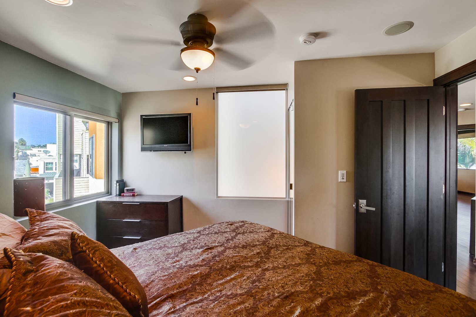 Bedroom 2 with flat-screen TV