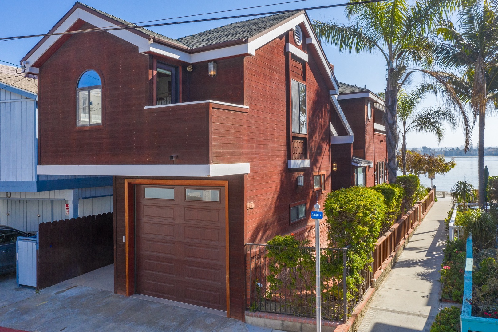 One car garage and car port