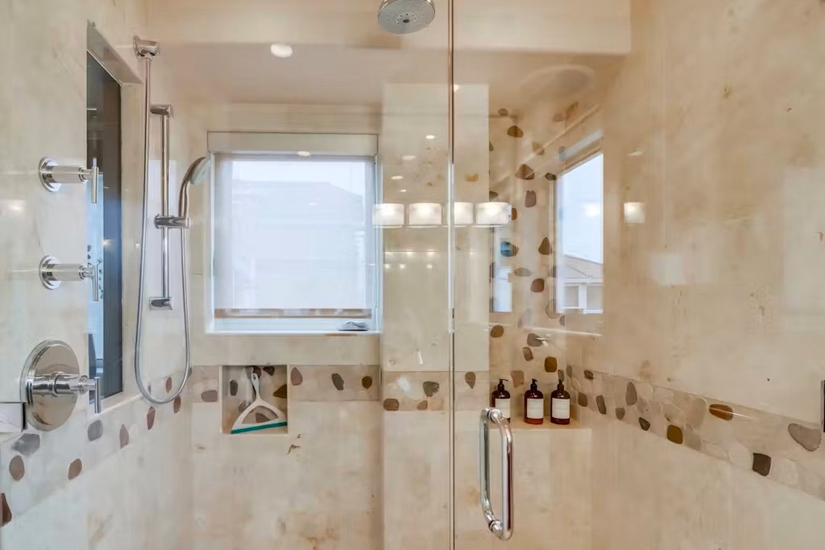 Bedroom 3 en suite shower