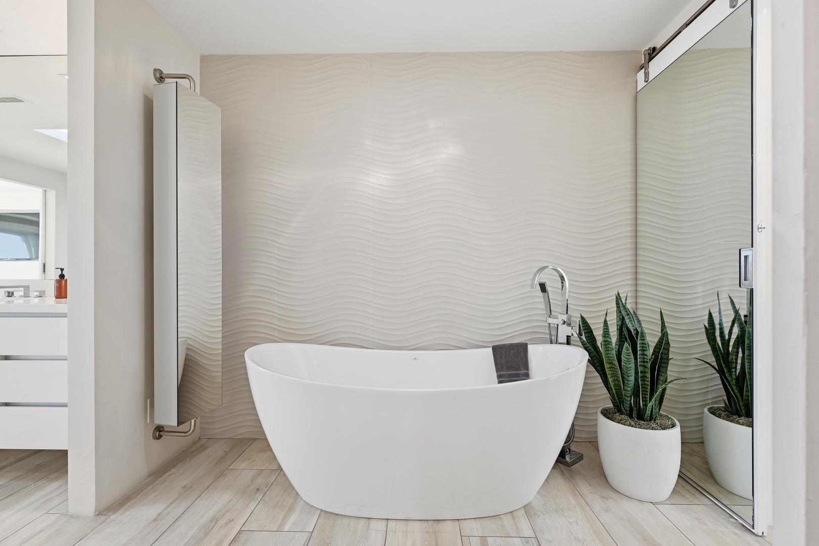 Standalone soaking tub