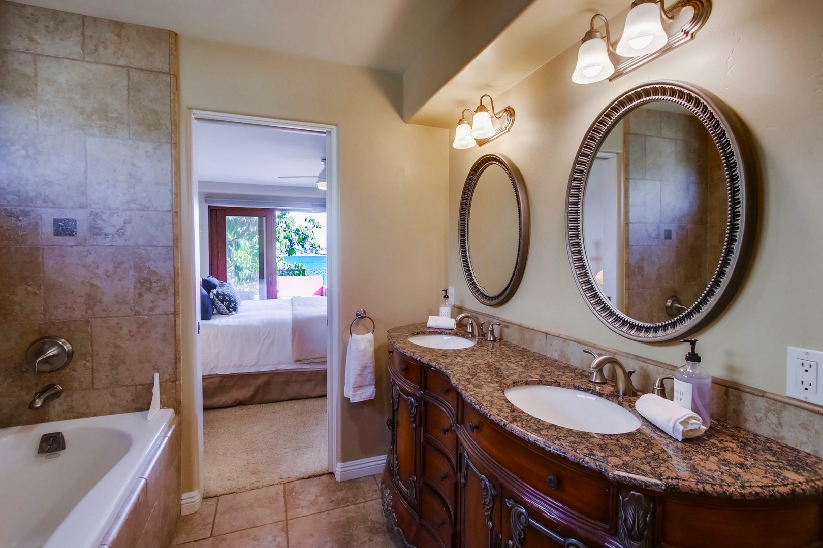 En suite bath with dual sink vanity