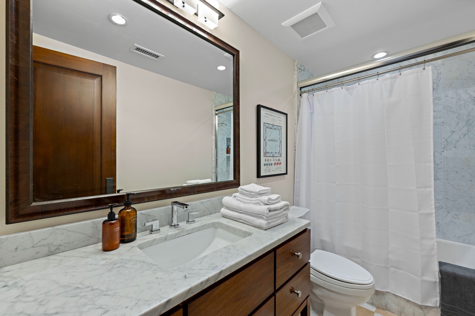 Guest suite 4 with en-suite bath