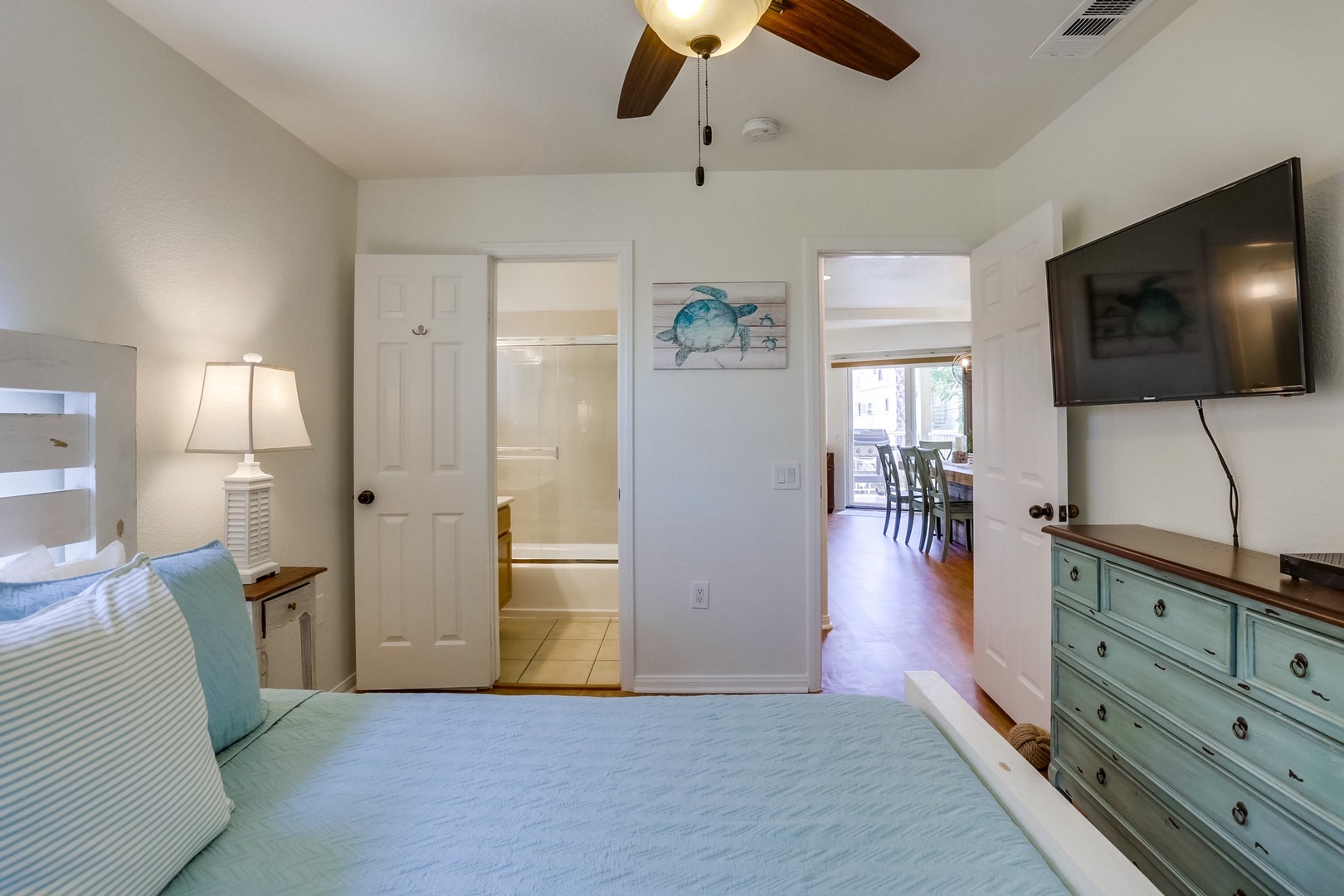 Queen bed, ceiling fan and TV