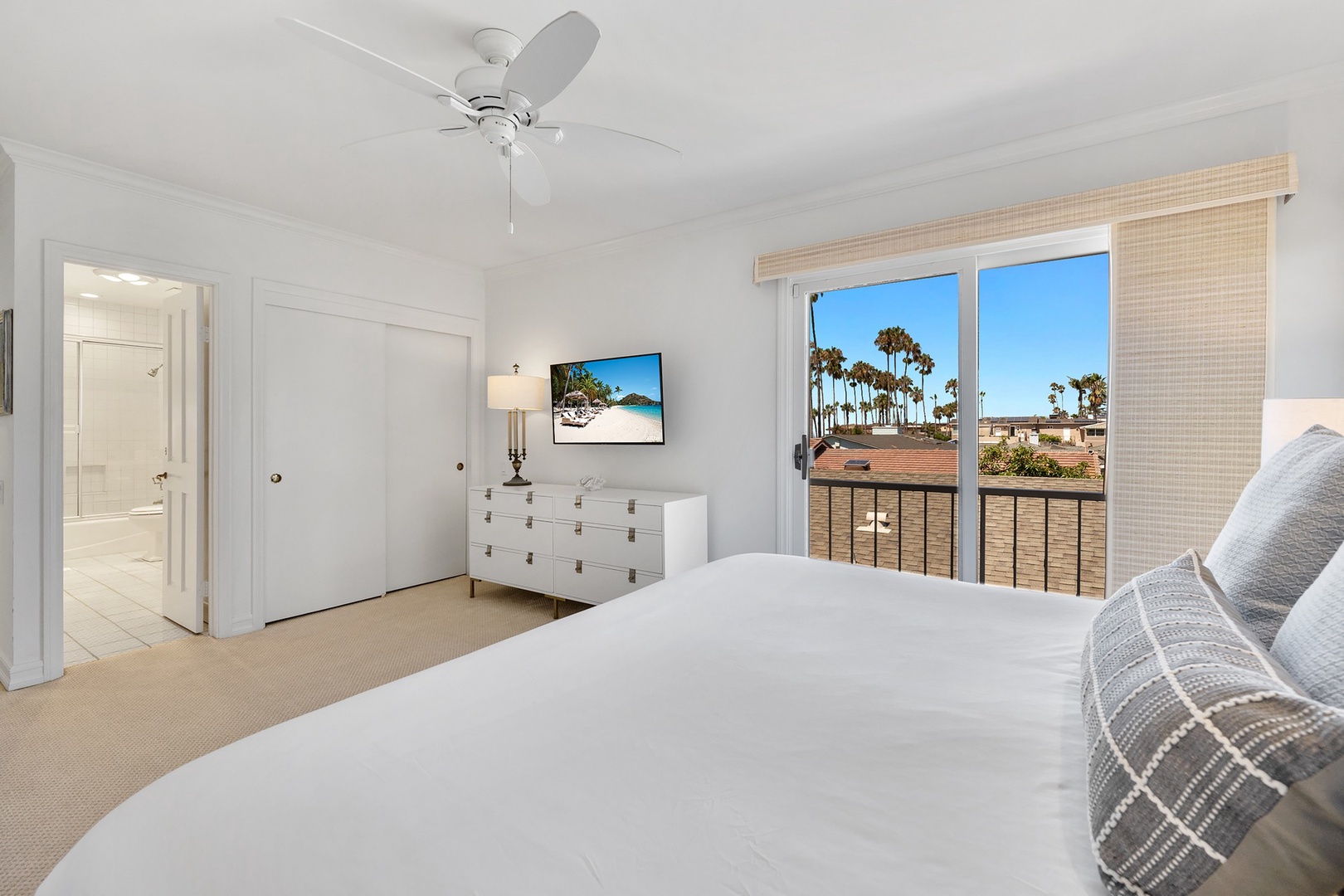 Bedroom 3 - king bed and balcony