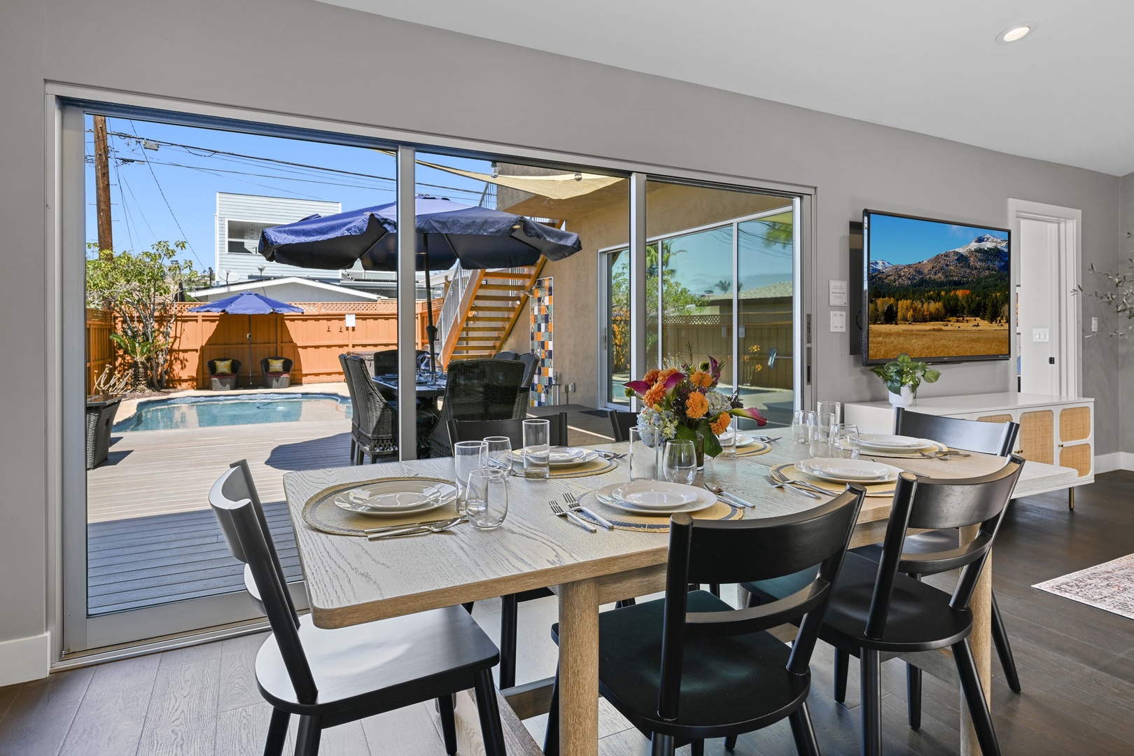 Dining off the pool deck