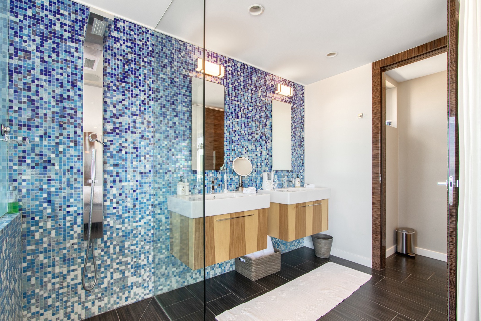 Master bath with dual sinks