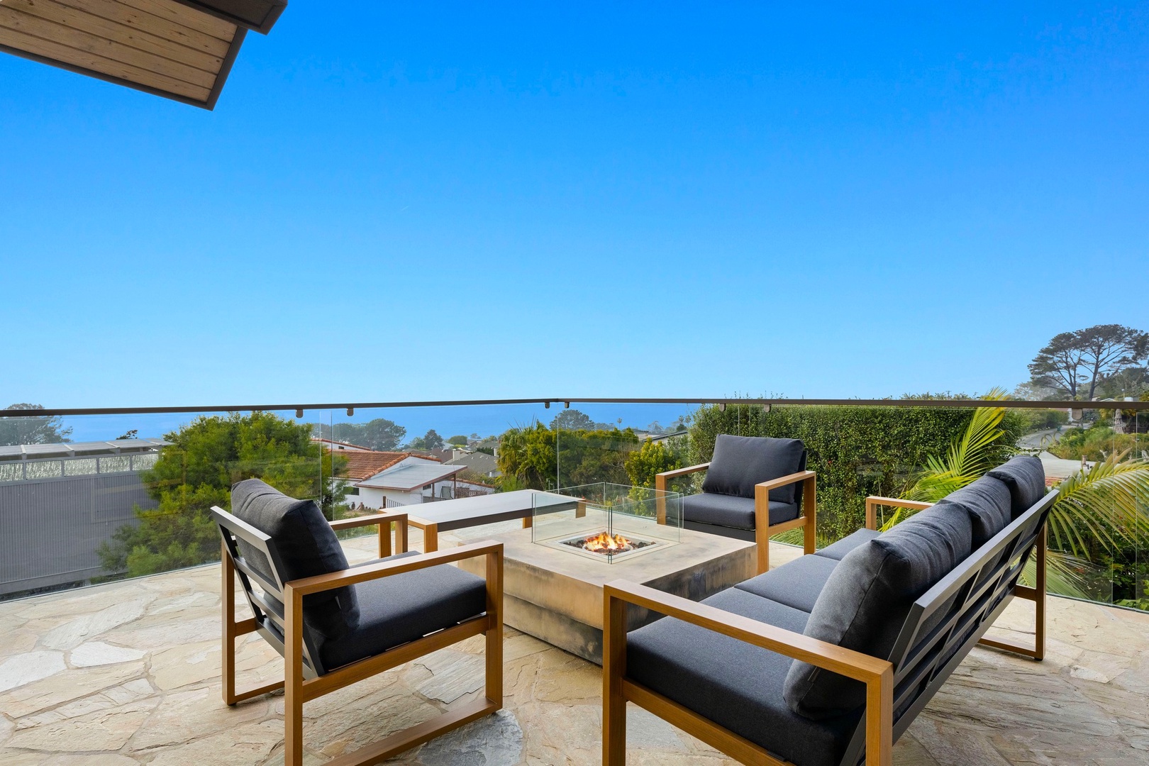 Ocean-view lounge