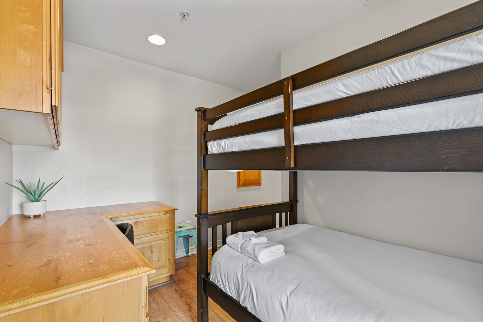 Sleeping nook with twin bunk bed