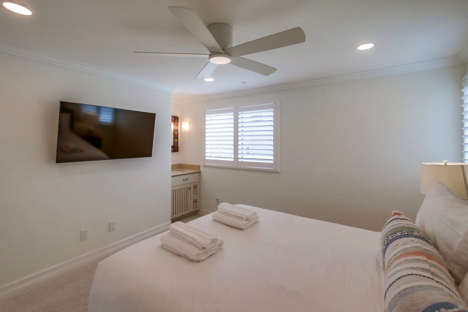 Guest bedroom 2 TV and private sink