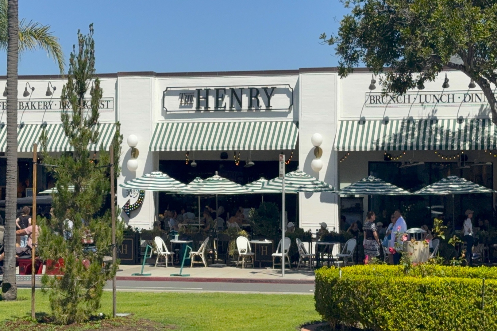 Walk to nearby plenty of restaurants