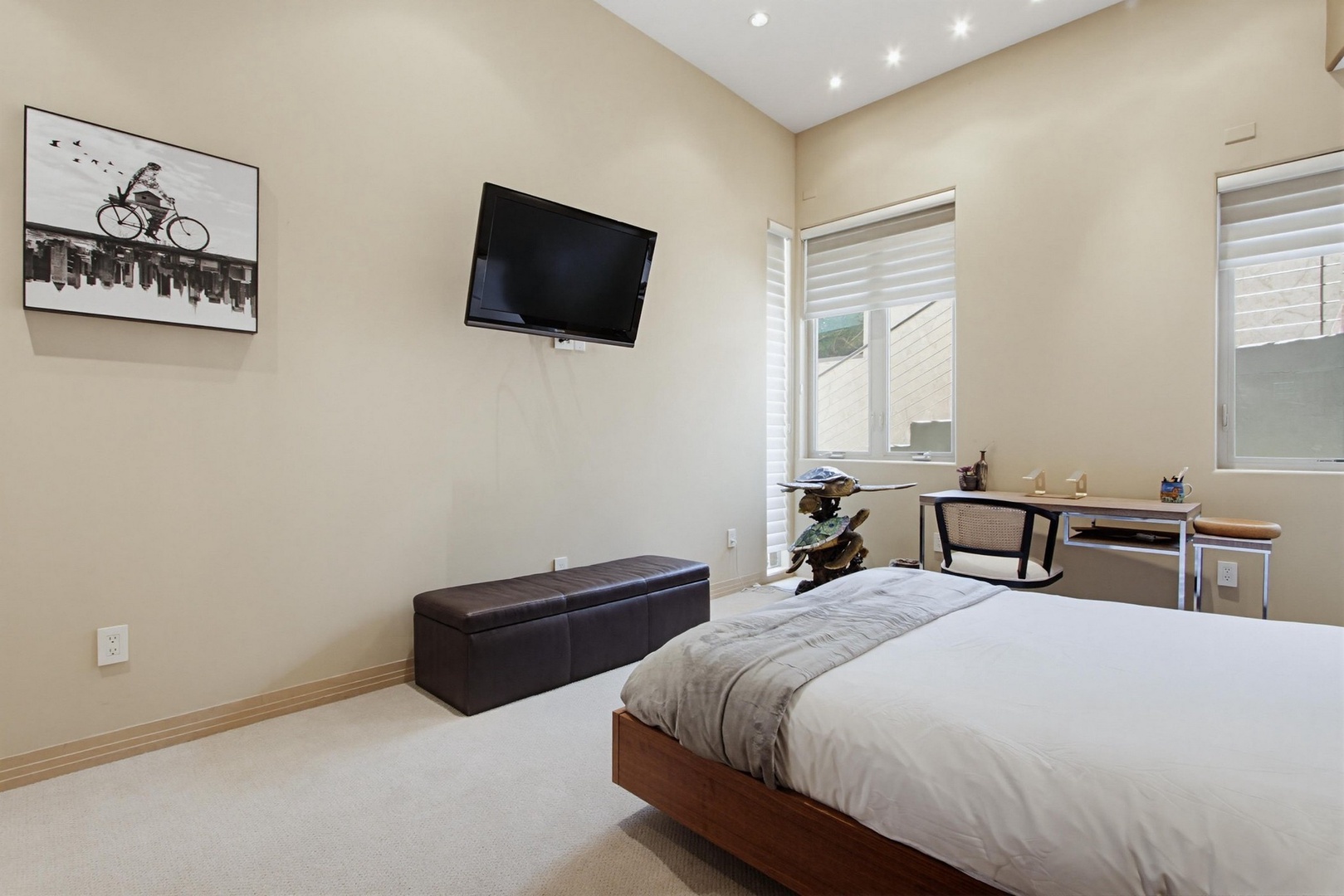 Bedroom Suite 3 with queen bed & TV