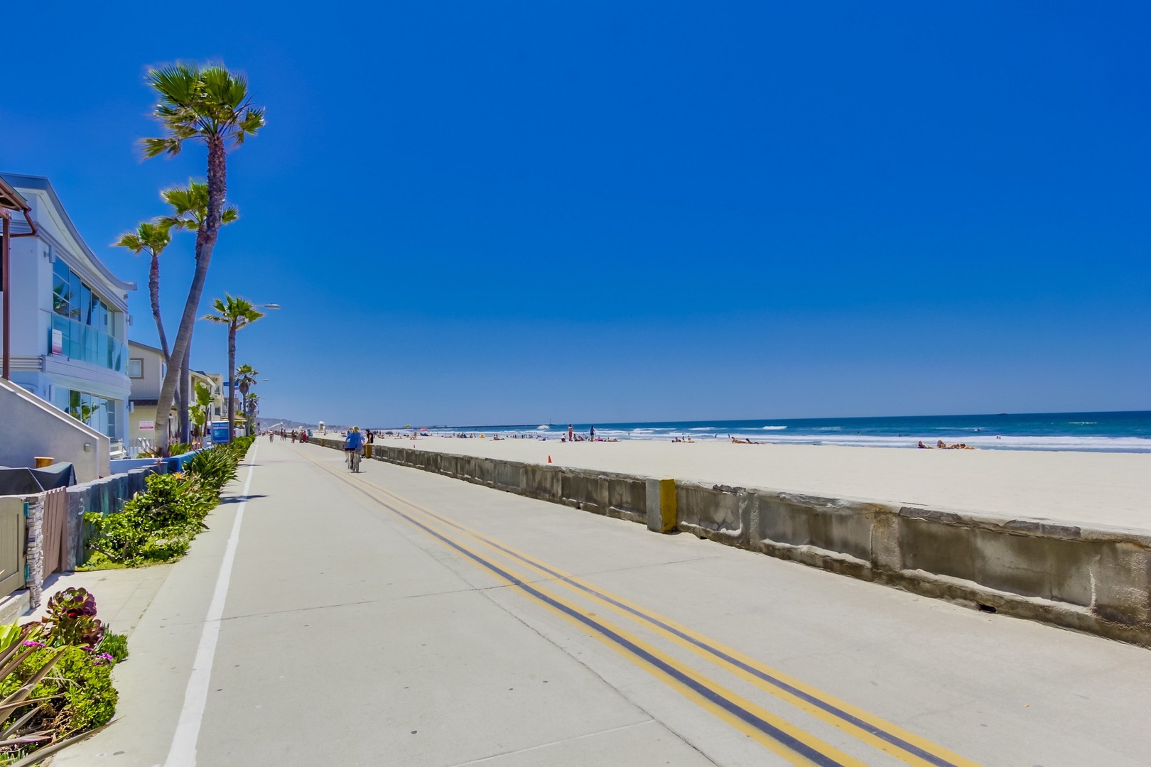 Ocean Front Walk to the south